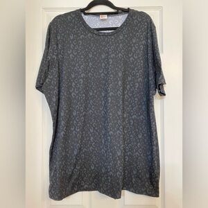 Set of 2 t-shirts: a Gray Leopard Print T-Shirt and Black T-shirt